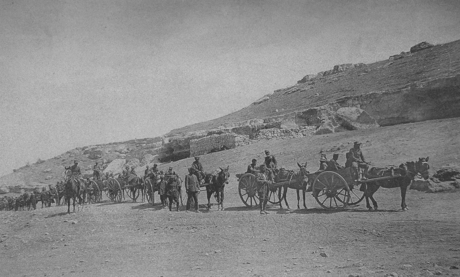040. Εφοδιοπομπή για το μέτωπο της ερήμου (συλλογή Γ. Προκοπίου).